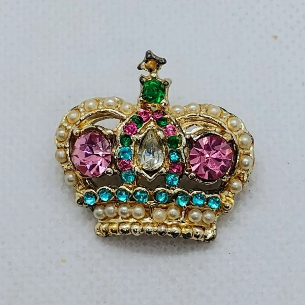 VTG Crown Shaped Gold Tone Brooch Pink Blue Green Rhinestones w/ Faux Pearls 1" - Picture 2 of 4